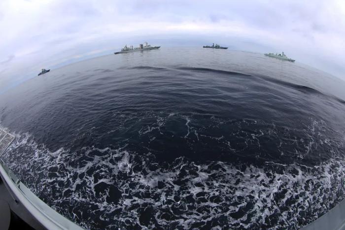 “北部·联合-2023”演习开幕式后,中俄双方舰艇编队航行。张海龙 摄