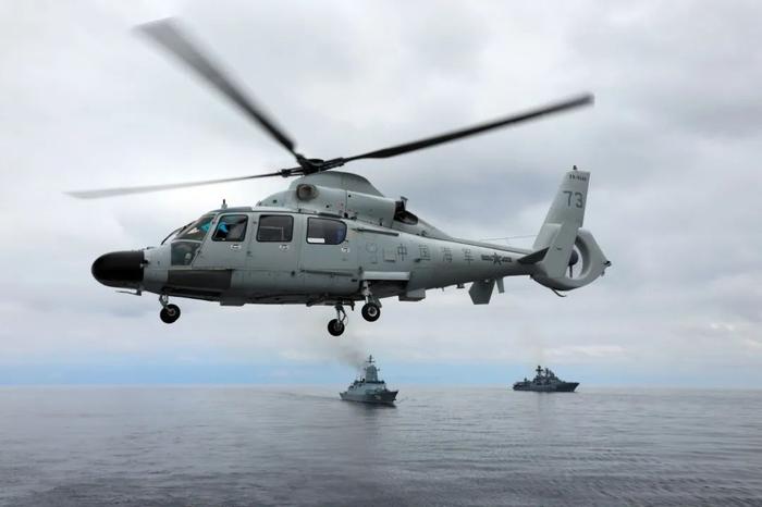 7月20日,在日本海某海域进行的“北部·联合-2023”演习中,中国海军齐齐哈尔舰舰载直升机起飞警戒。张海龙 摄