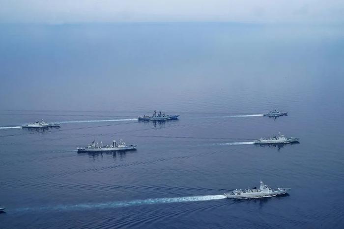 7月20日,在日本海某海域进行的“北部·联合-2023”演习中,中俄参演舰艇编队开展海空护航演练。刘丹 摄